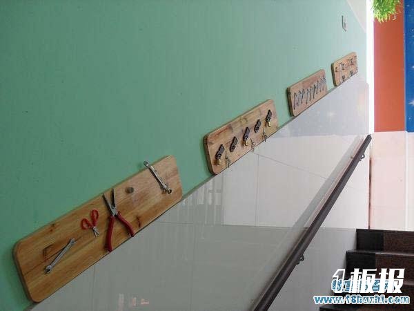 幼儿园楼梯创意特色布置图片：工具墙