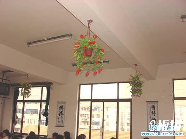 高二教室天花板吊饰装饰图片：漂亮的花篮